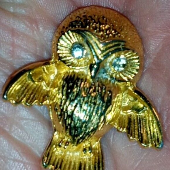 Vintage Owl Brooch Gold Plated Textured Clear Rhinestones Detailed Bird Pin - Picture 4 of 10